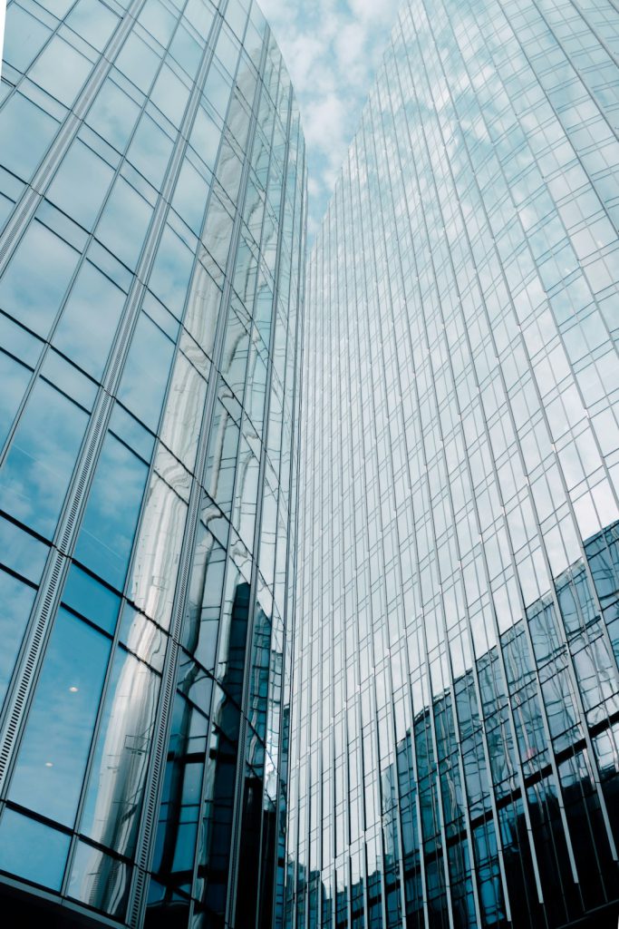 חמישה טיפים לניהול כספים אפקטיבי לעסקים עם קרלוס ששון